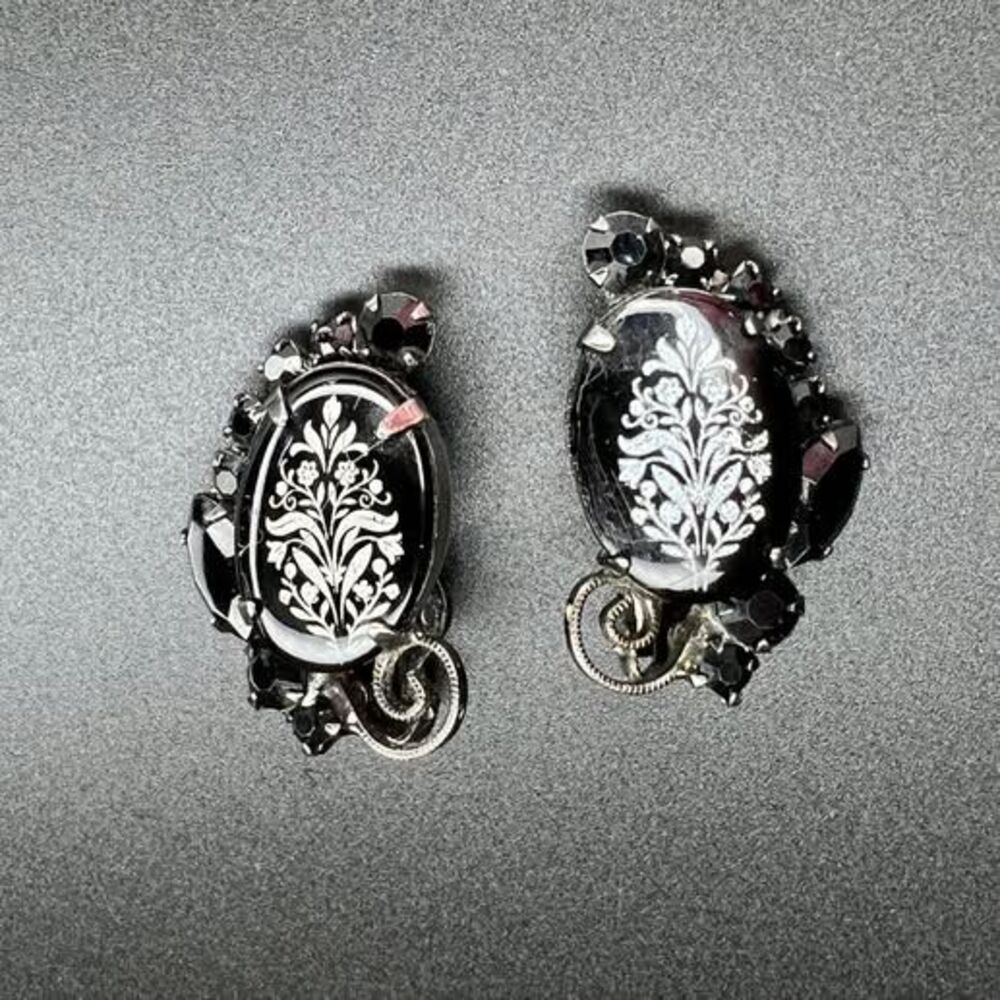 Ref No. 1164 Vintage Juliana D&E Japanned Black Transferware Glass Clip Earrings